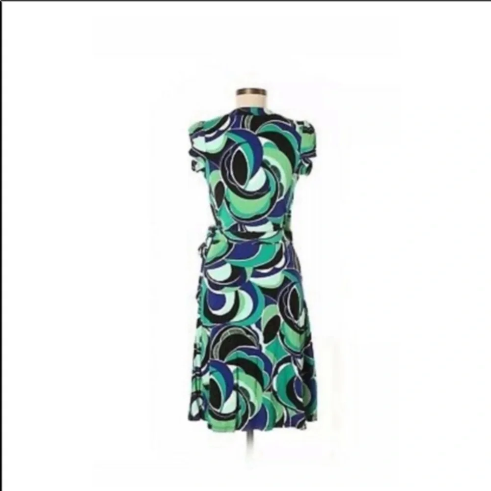 H&M blue and green midi wrap dress op art Swirly geometric print
NWT size 4
NWT - Picture 1 of 4